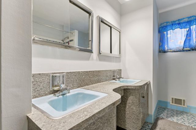 14 Fairway Drive, Great Neck, NY 11020