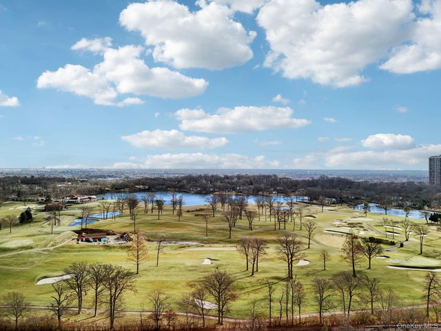 14 Fairway Drive, Great Neck, NY 11020