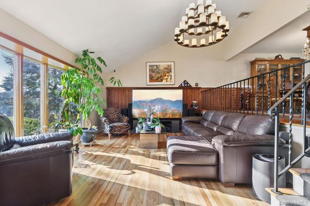 14 Fairway Drive, Great Neck, NY 11020