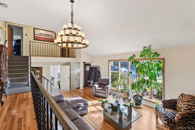 14 Fairway Drive, Great Neck, NY 11020