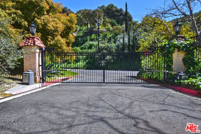 9908 Lancer Court, Beverly Hills, CA 90210