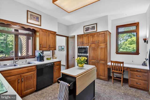 2624 SPRING VALLEY RD, Lancaster, PA 17601