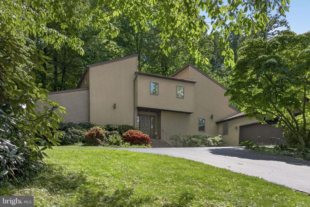 2624 SPRING VALLEY RD, Lancaster, PA 17601