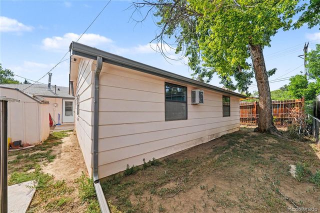 8 Elizabeth Court, Longmont, CO 80501