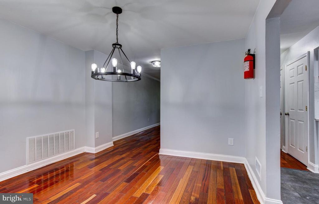 Image 7 of property listing at 3537 REISTERSTOWN RD, Baltimore, MD 21215