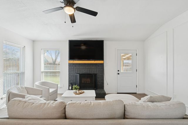 614 Eagle Trace Drive, Arlington, TX 76018