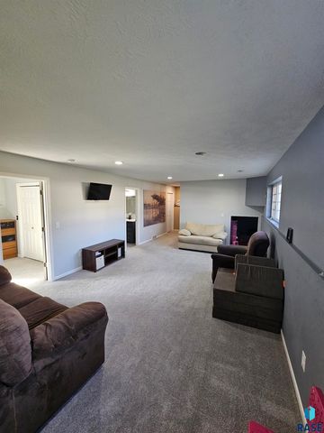 605 main Ave S Avenue S, Brandon, SD 57005