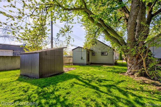 30 W Kalama Avenue, Madison Heights, MI 48071