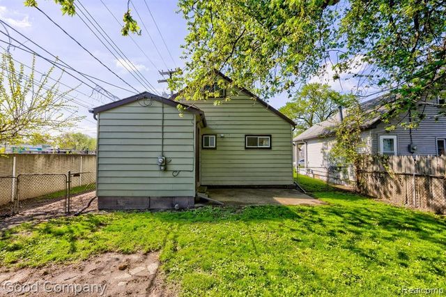 30 W Kalama Avenue, Madison Heights, MI 48071