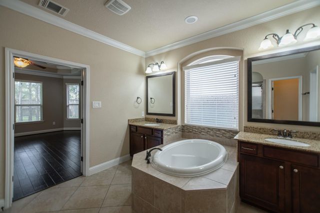31 Whispering Thicket Place, The Woodlands, TX 77375