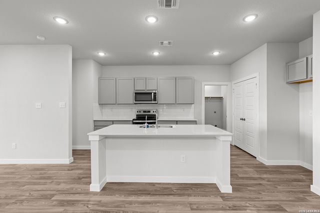 9915 Chavaneaux Lndg, San Antonio, TX 78221