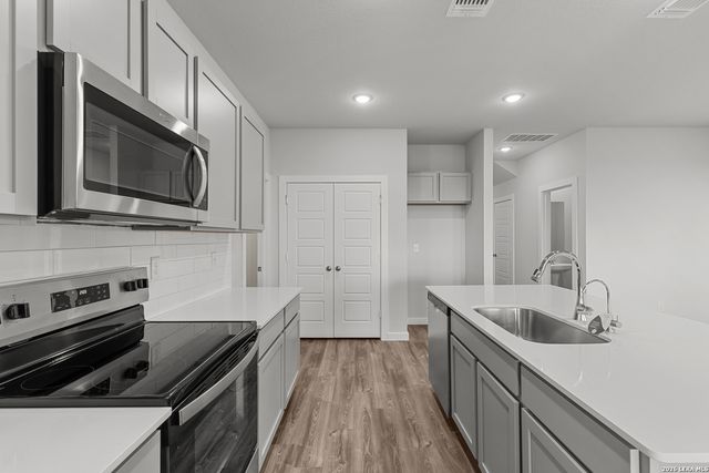 9915 Chavaneaux Lndg, San Antonio, TX 78221