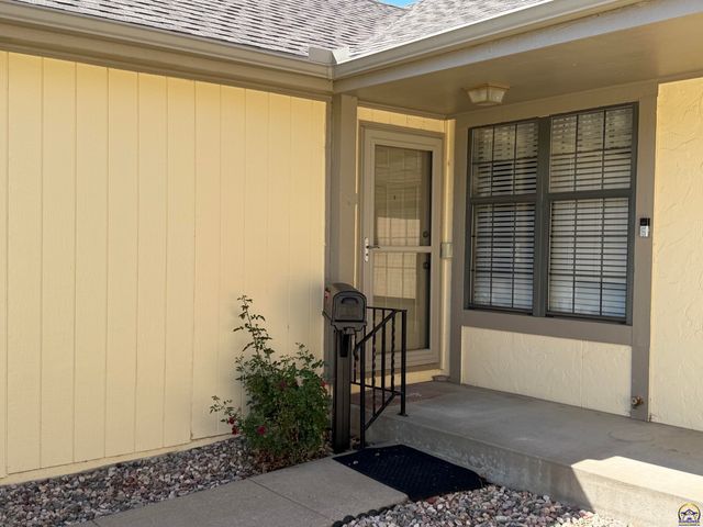 5644 SW Barrington Ct N, Topeka, KS 66614