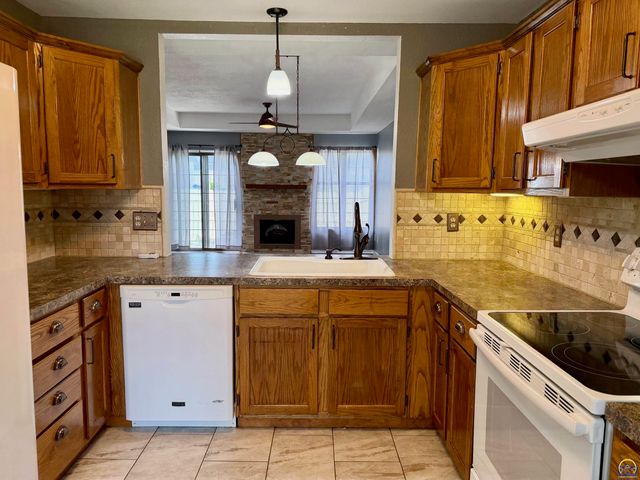 5644 SW Barrington Ct N, Topeka, KS 66614