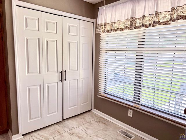 5644 SW Barrington Ct N, Topeka, KS 66614
