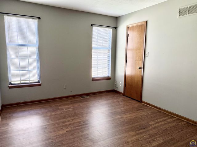 5644 SW Barrington Ct N, Topeka, KS 66614