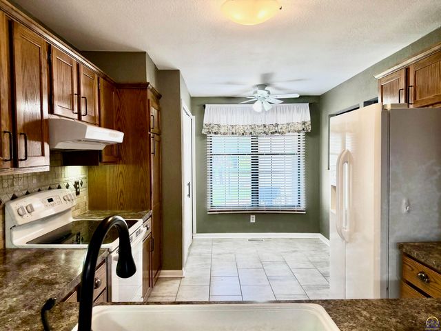 5644 SW Barrington Ct N, Topeka, KS 66614