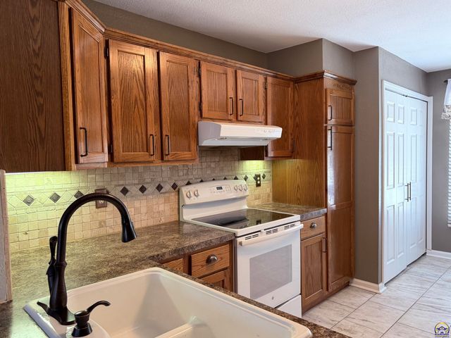 5644 SW Barrington Ct N, Topeka, KS 66614
