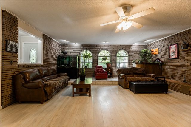 16107 Walnut Drive, Fayetteville, AR 72704
