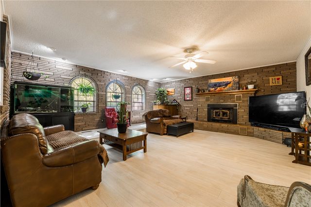16107 Walnut Drive, Fayetteville, AR 72704