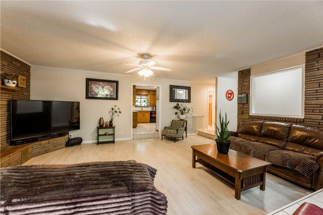 16107 Walnut Drive, Fayetteville, AR 72704