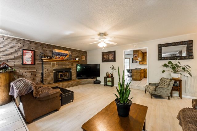 16107 Walnut Drive, Fayetteville, AR 72704