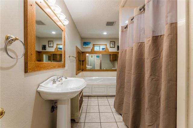 16107 Walnut Drive, Fayetteville, AR 72704