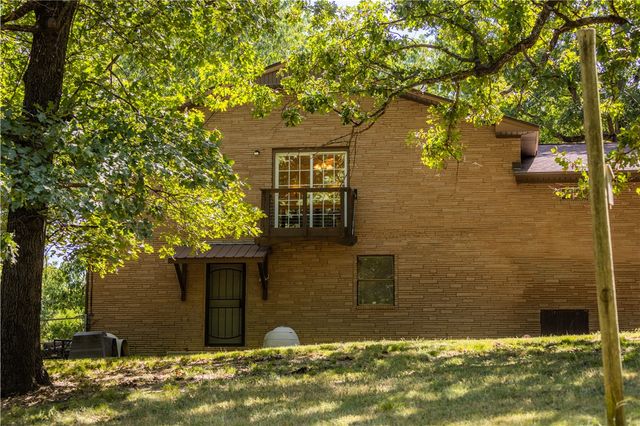 16107 Walnut Drive, Fayetteville, AR 72704