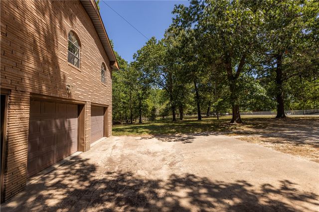 16107 Walnut Drive, Fayetteville, AR 72704