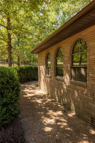 16107 Walnut Drive, Fayetteville, AR 72704