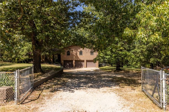16107 Walnut Drive, Fayetteville, AR 72704
