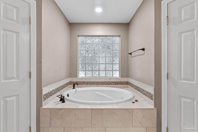 1944 Jessica Way, Navarre, FL 32566