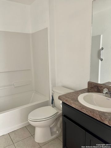 1600 Nolte Farms Dr, Seguin, TX 78155