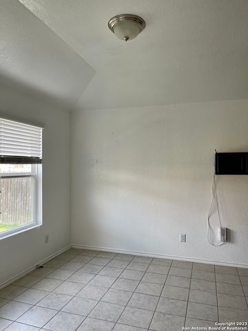 1600 Nolte Farms Dr, Seguin, TX 78155