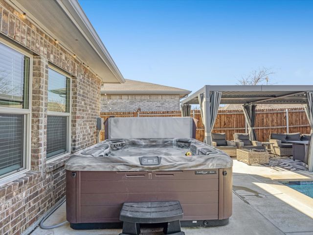 223 Briarwood Lane, Lake Dallas, TX 75065