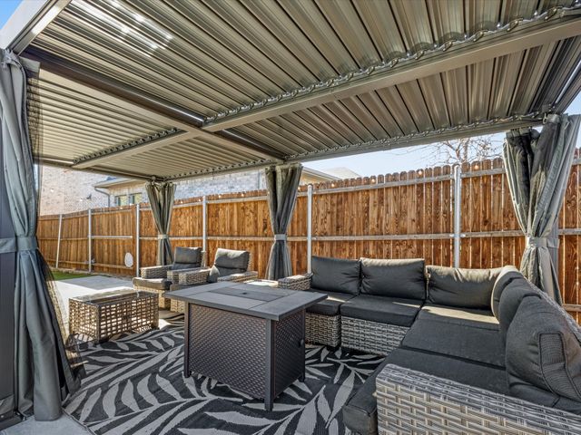 223 Briarwood Lane, Lake Dallas, TX 75065