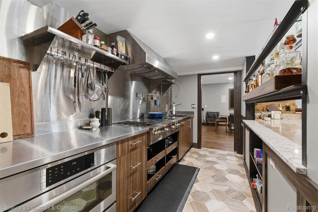 11793 Lorenz Way 13, Plymouth Charter Township, MI 48170