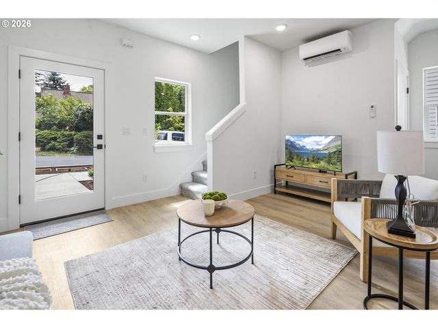 2009 Sw MOSS St, Portland, OR 97219