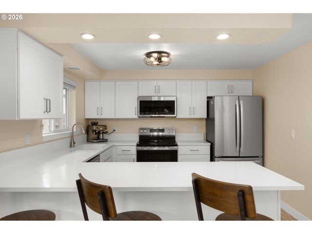 605 E FOOTHILLS Dr, Newberg, OR 97132