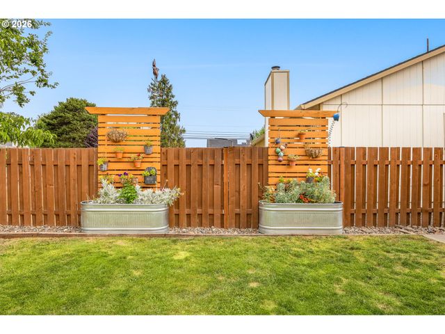 605 E FOOTHILLS Dr, Newberg, OR 97132