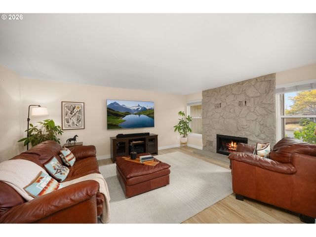 605 E FOOTHILLS Dr, Newberg, OR 97132