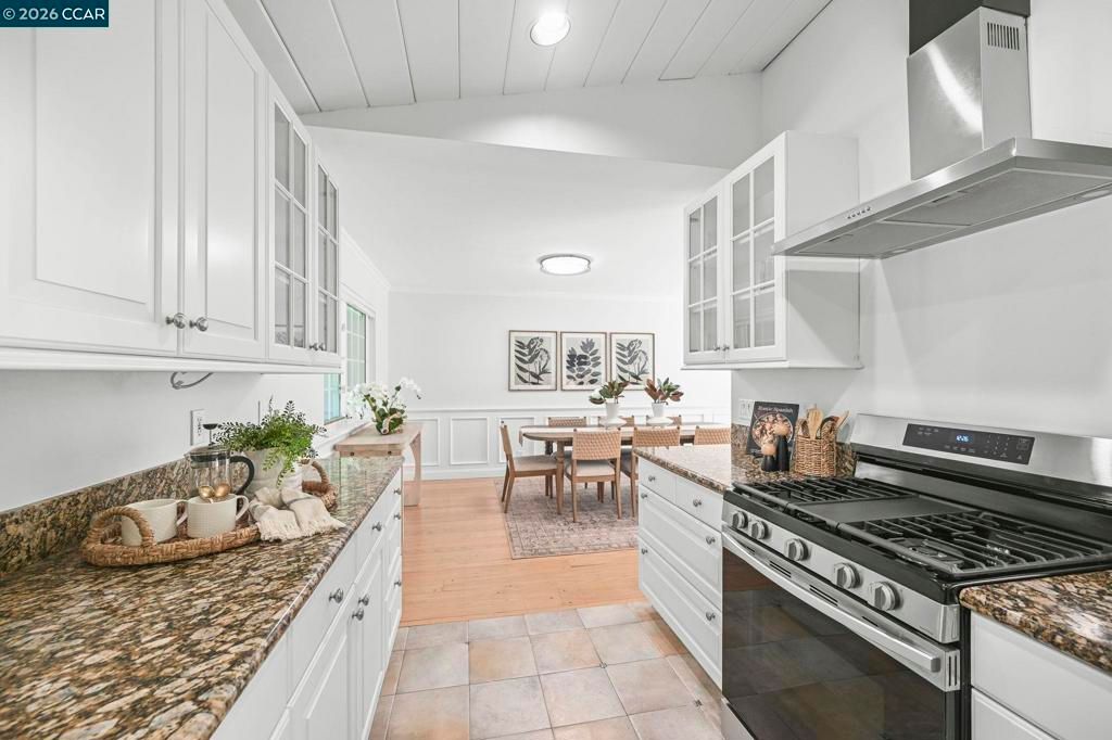 Image 10 of property listing at 101 Camino Amigo Ct, Danville, CA 94526