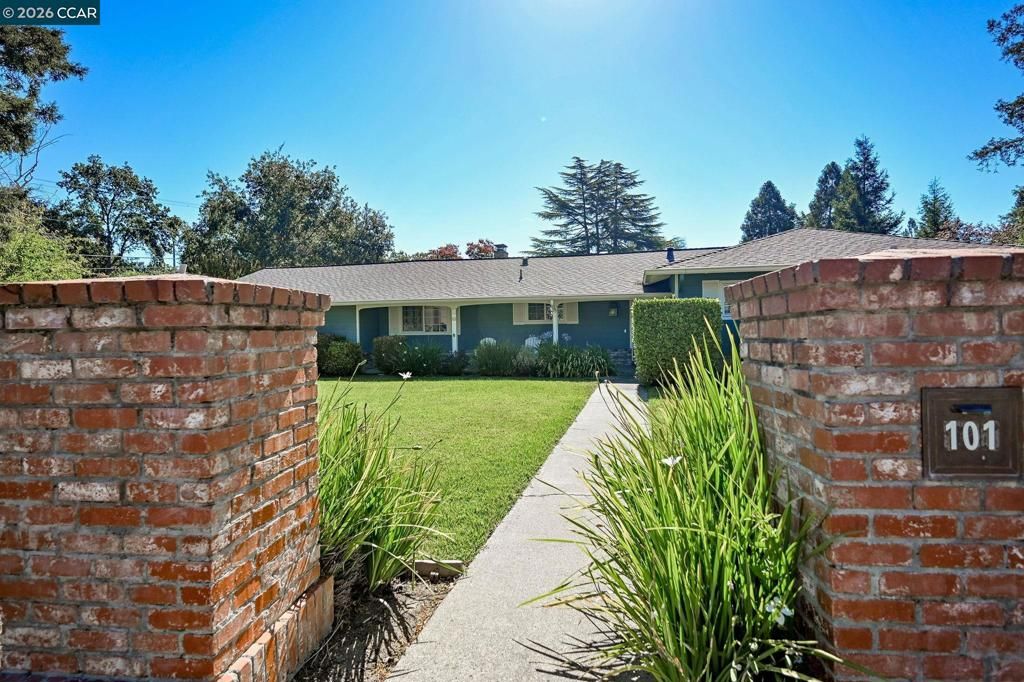 Image 2 of property listing at 101 Camino Amigo Ct, Danville, CA 94526