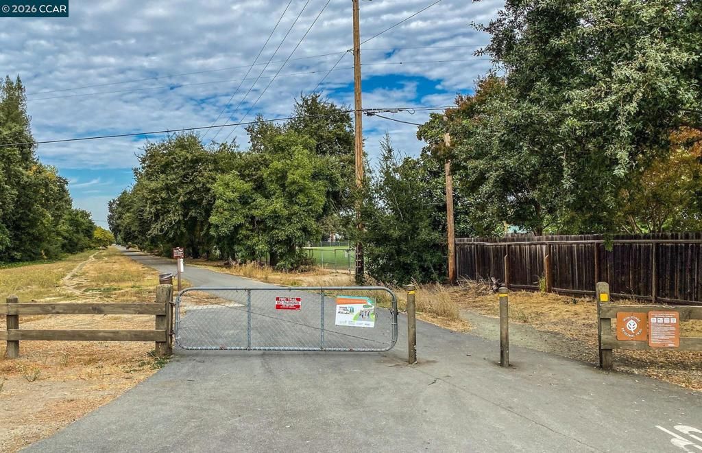 Image 41 of property listing at 101 Camino Amigo Ct, Danville, CA 94526