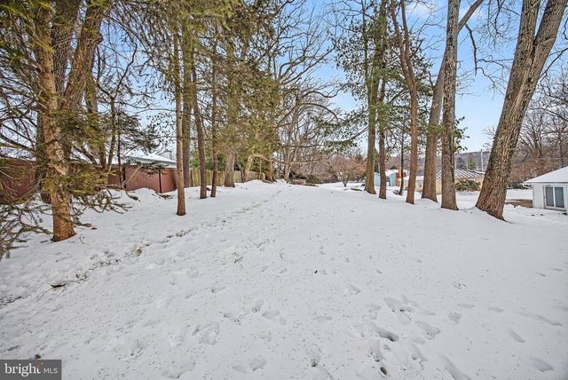 857 TWIN OAKS DR, Hummelstown, PA 17036