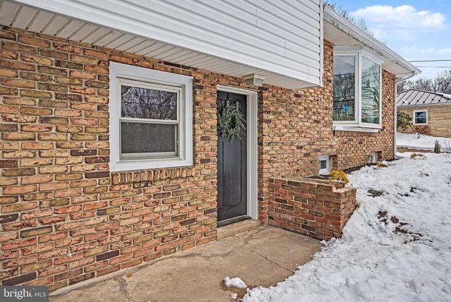 857 TWIN OAKS DR, Hummelstown, PA 17036