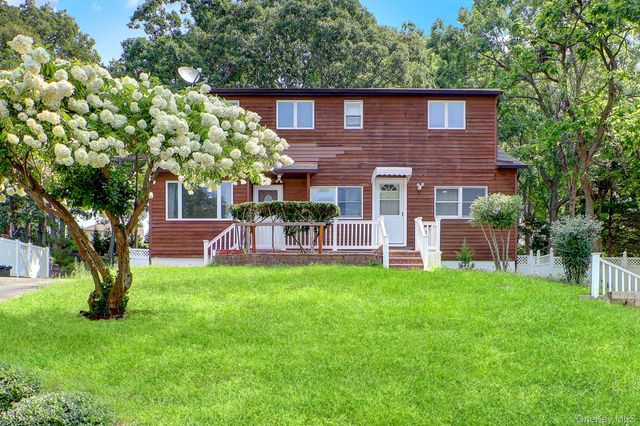 653 Meadow Road, Smithtown, NY 11787