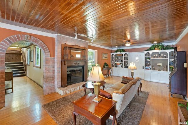 905 1ST Street, Camanche, IA 52730