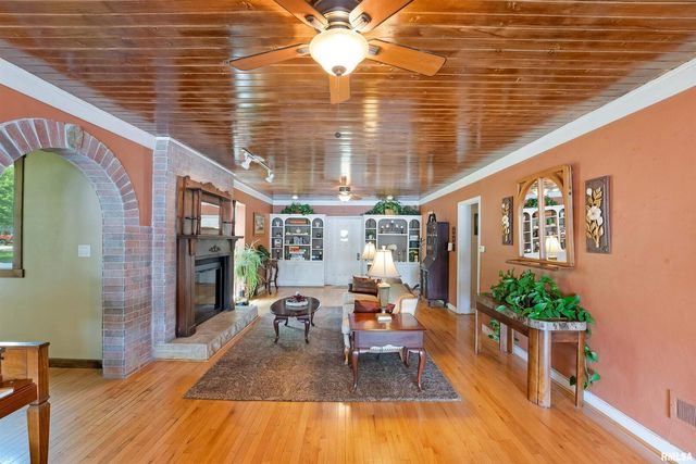 905 1ST Street, Camanche, IA 52730