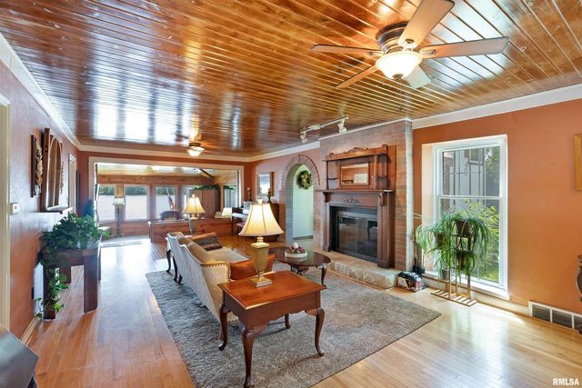 905 1ST Street, Camanche, IA 52730